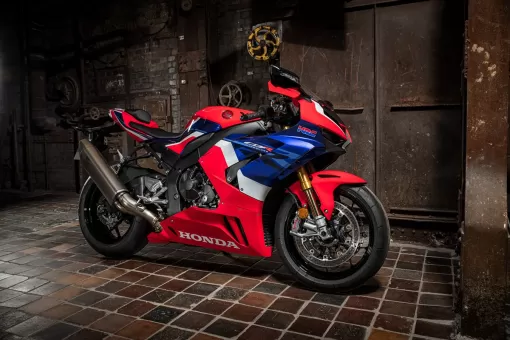 305676_HONDA_E_AND_FIREBLADE_TAKE_CENTRE_STAGE_AT_PRESTIGIOUS_RED_DOT_DESIGN.jpg