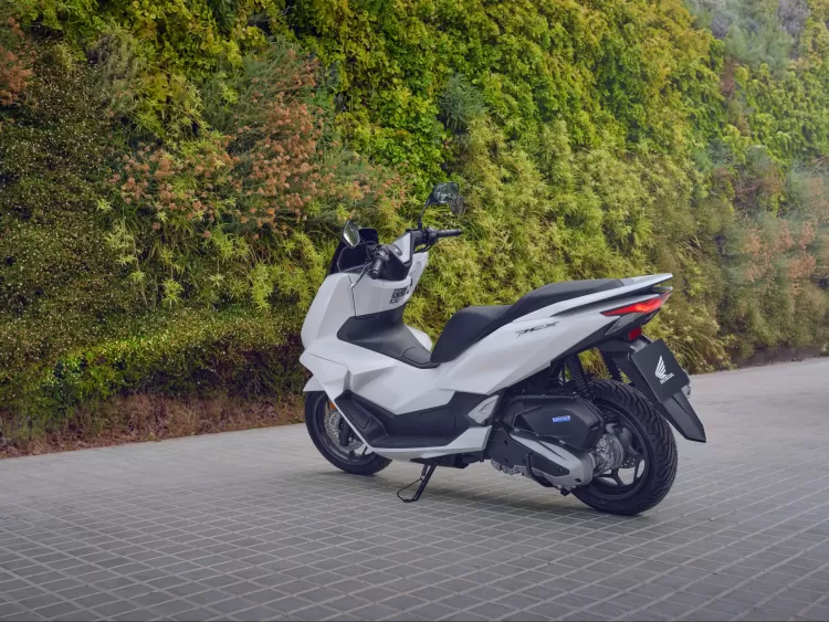 504713 25ym Honda Pcx125
