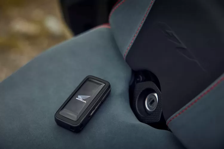 555725 26ym Honda Cb1000gt