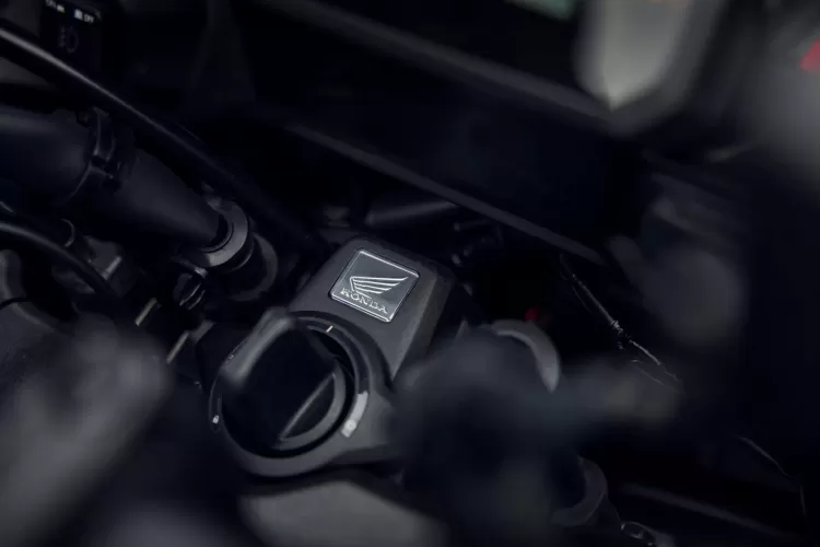 555726 26ym Honda Cb1000gt